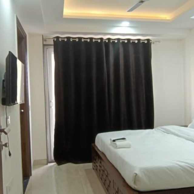 Lime Tree Three BHK Serviced Apartment, Golf Course Extension